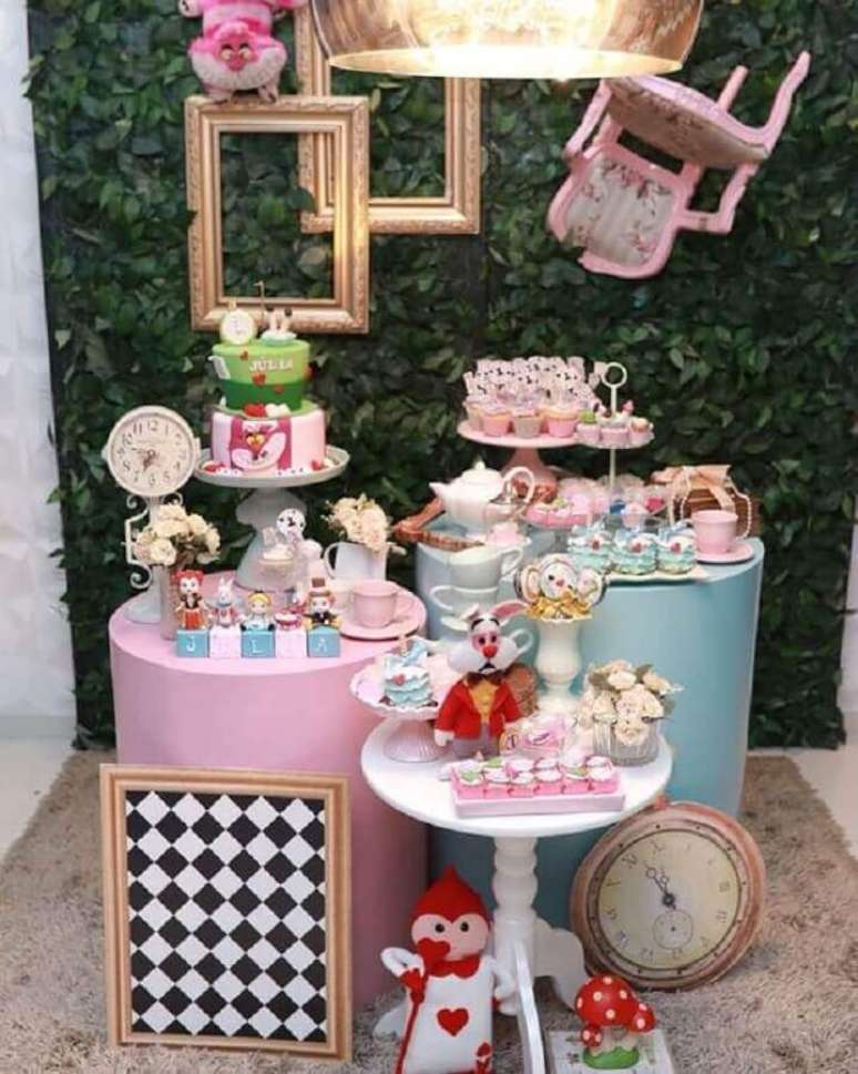 19. Invista na Alice no Pa&iacute;s das Maravilhas como temas de mesvers&aacute;rio &ndash; Foto: Pinterest