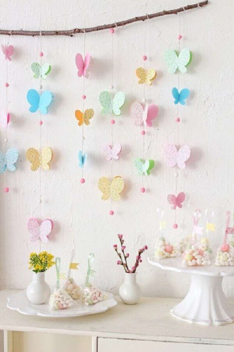 61. Decoração delicada com borboletas de papel coloridas para temas de mesversário simples – Foto: Blog Caderninho da Mamãe