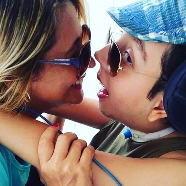 Tereza Melo e Caio, seu filho e fonte de inspiração para o livro &#039;Raro, não invisível&#039;