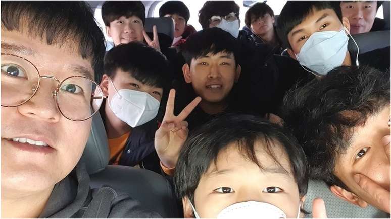 Kim (&agrave; esq) nunca imaginou que se tornaria o 'pai adotivo' dos meninos