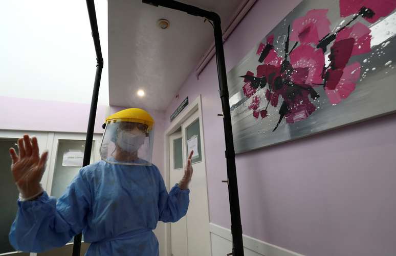 Funcionário usa trajes de proteção em casa de repouso em Peñafiel, na Espanha
06/05/2020 REUTERS/Sergio Perez