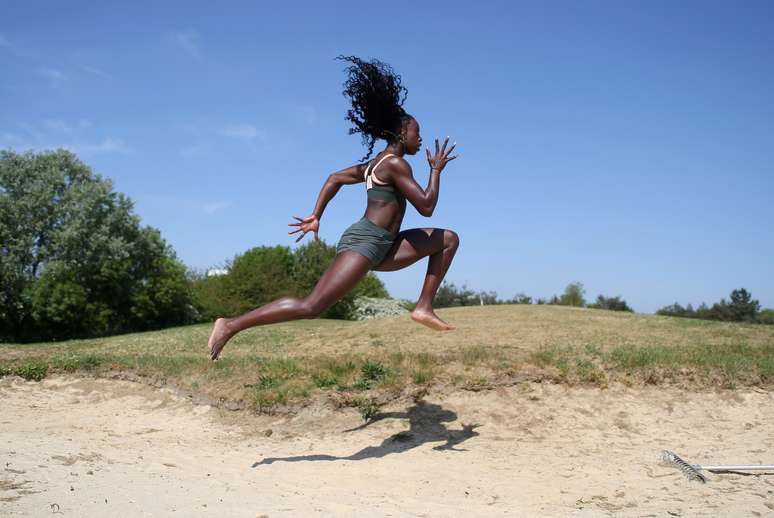 Velocista britânica Desiree Henry treina em campo de golfe
26/04/2020
REUTERS/Tom Jacobs