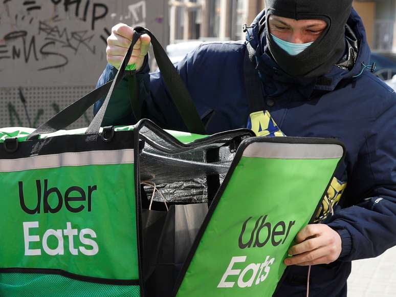 Entregador do Uber Eats, na Ucr&acirc;nia. 2/4/2020. REUTERS/Valentyn Ogirenko