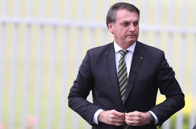 O presidente da República, Jair Bolsonaro, em frente ao Palácio da Alvorada, em Brasília, na manhã desta quinta-feira, 07