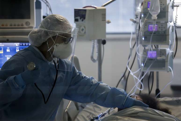  Movimentação dentro da UTI do hospital Emílio Ribas, em São Paulo, nesta segunda-feira (27), durante a pandemia da COVID-19. 