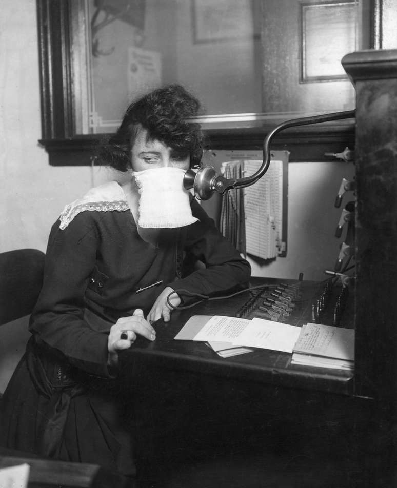 Operadora de telefonia com gaze protetora no rosto