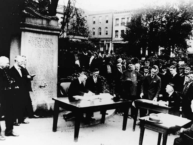 Tribunal realiza reuni&atilde;o ao ar livre em um parque devido &agrave; epidemia em San Francisco, 1918. (Foto de Hulton Archive / Getty Images)