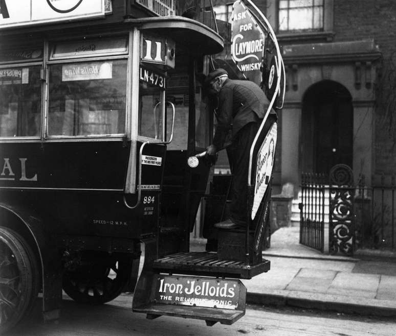 Um homem em &ocirc;nibus da London General Omnibus Co, em mar&ccedil;o de 1920. (Foto de H.F. Davis / Ag&ecirc;ncia de Not&iacute;cias Topical / Hulton Archive / Getty Images)