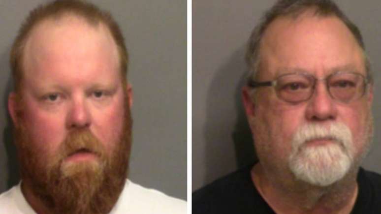 Travis McMichaell (&agrave; esq.) e Gregory McMichael foram presos na quinta