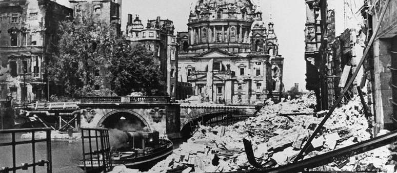 As ruínas da catedral e do Palácio da Cidade de Berlim um ano após o fim da 2ª Guerra 