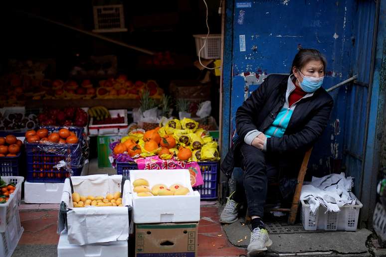 Mulher usa máscara de proteção em Wuhan, na China
11/04/2020 REUTERS/Aly Song