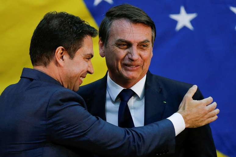 Bolsonaro cumprimenta Ramagem durante cerimônia no Planalto em 2019