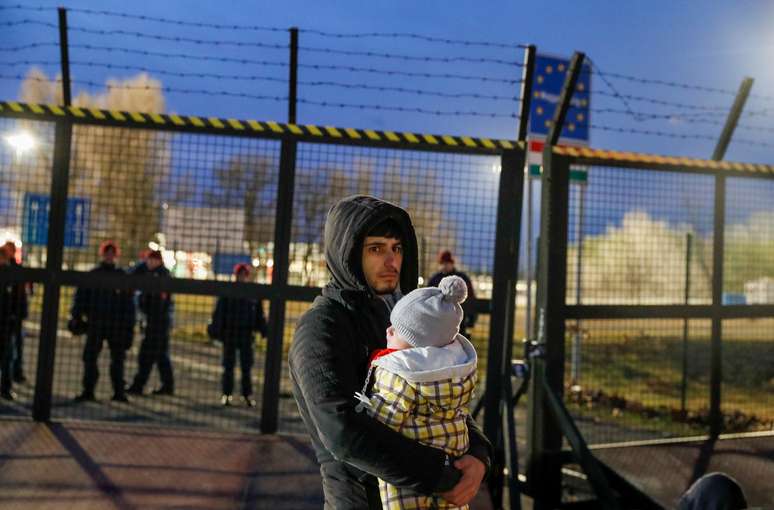 Migrante em fronteira fechada entre Sérvia e Hungria --esta, membro da União Europeia 
06/02/2020
REUTERS/Bernadett Szabo