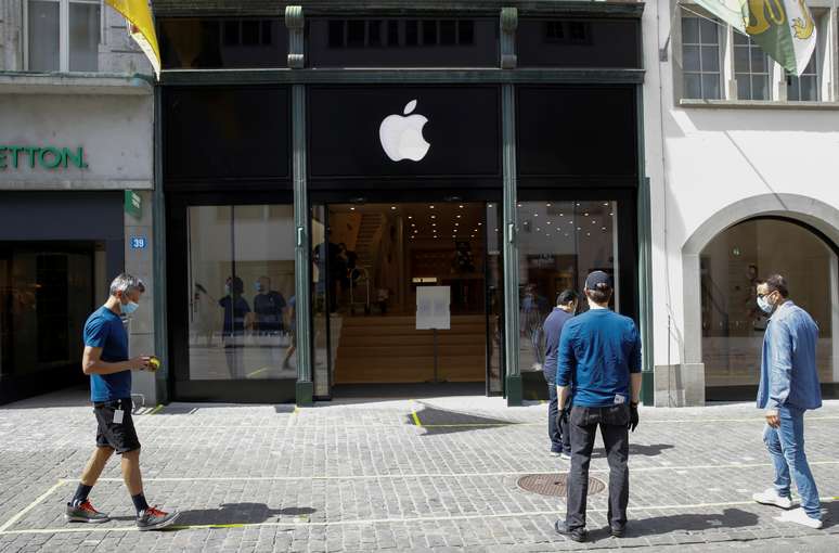 Homens usam máscaras de proteção em frente a loja da Apple. 8/5/2020. REUTERS/Arnd Wiegmann