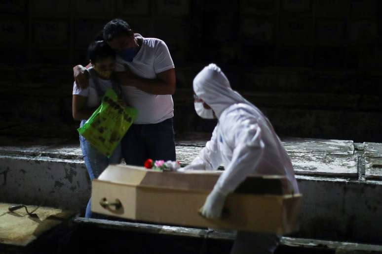 Família acompanha enterro de criança de 1 ano morta por Covid-19 no Rio de Janeiro (RJ) 
08/05/2020
REUTERS/Pilar Olivares