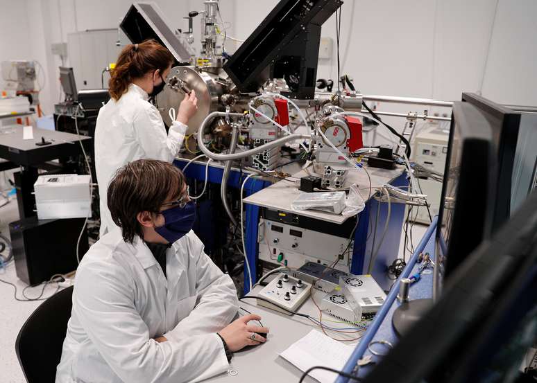 Cientistas trabalham no enfrentamento ao coronavirus.  1/4/2020. REUTERS/Vitaly Nevar