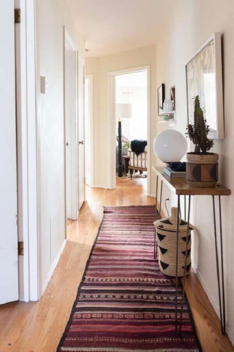27. Decoração de corredor com tapete passadeira e aparador minimalista – Foto: Apartment Therapy