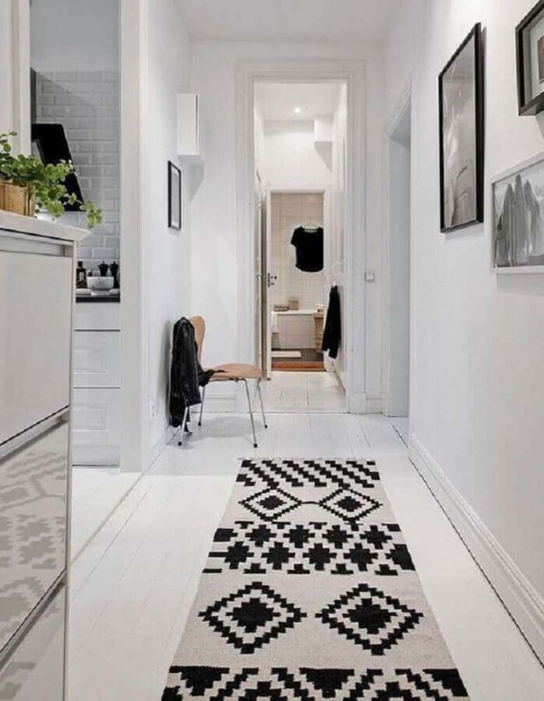 30. Decoração de corredor com tapete passadeira preto e branco – Foto: ELLE France
