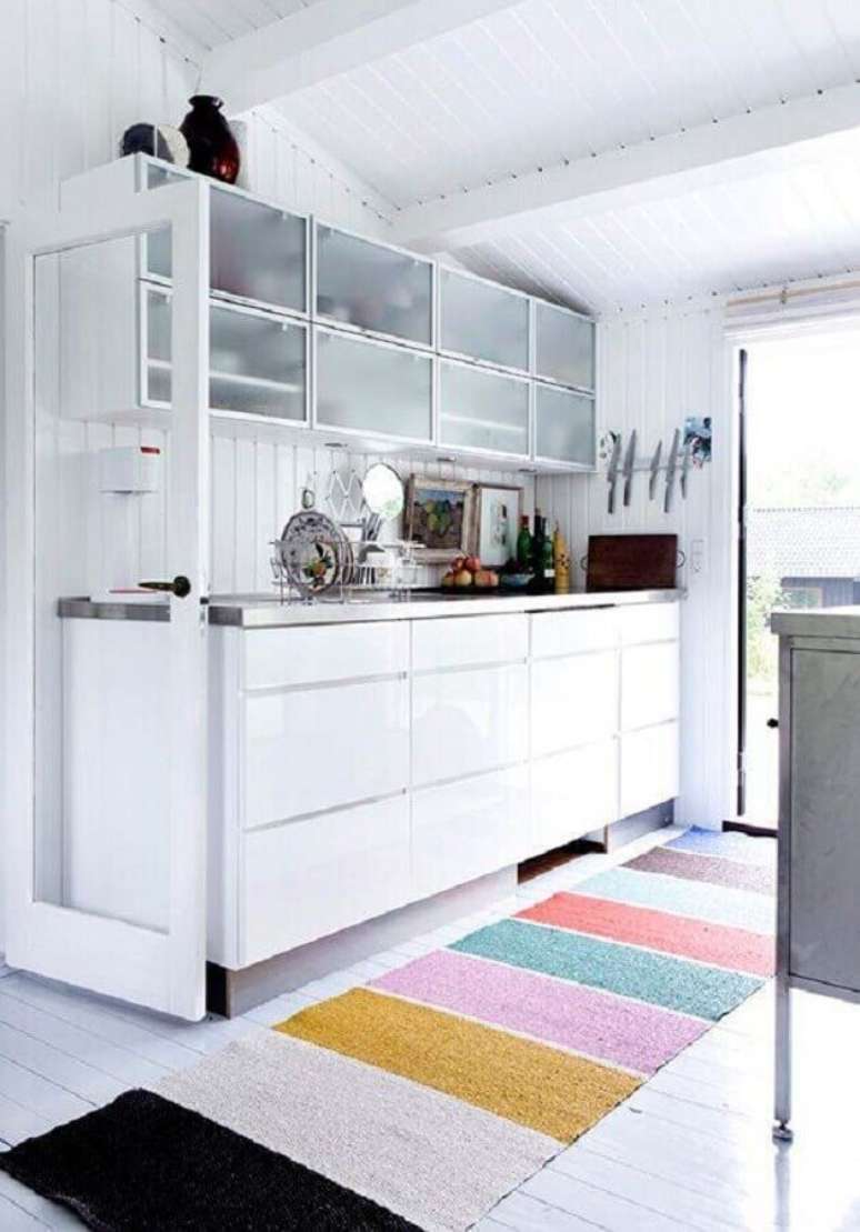 15. O tapete passadeira colorido deu um ar mais divertido na decoração da cozinha clean – Foto: Apartment Therapy