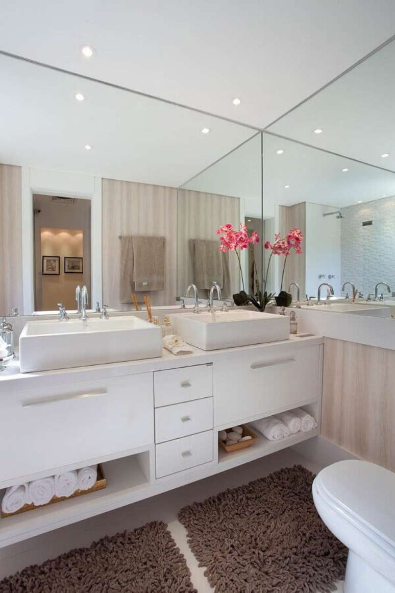 14. Na decoração do banheiro é importante a utilização do tapete emborrachado – Foto: Construindo Minha Casa Clean