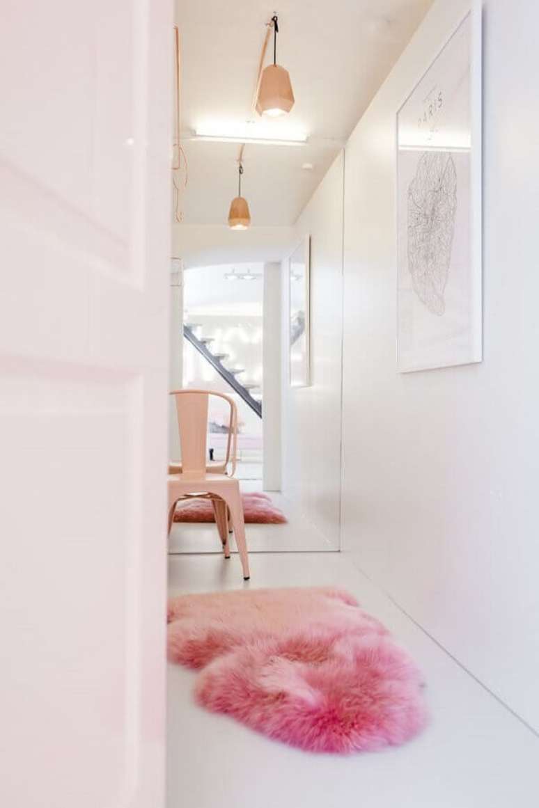 35. Decoração clean com tapete felpudo cor de rosa – Foto: Frenchy Fancy