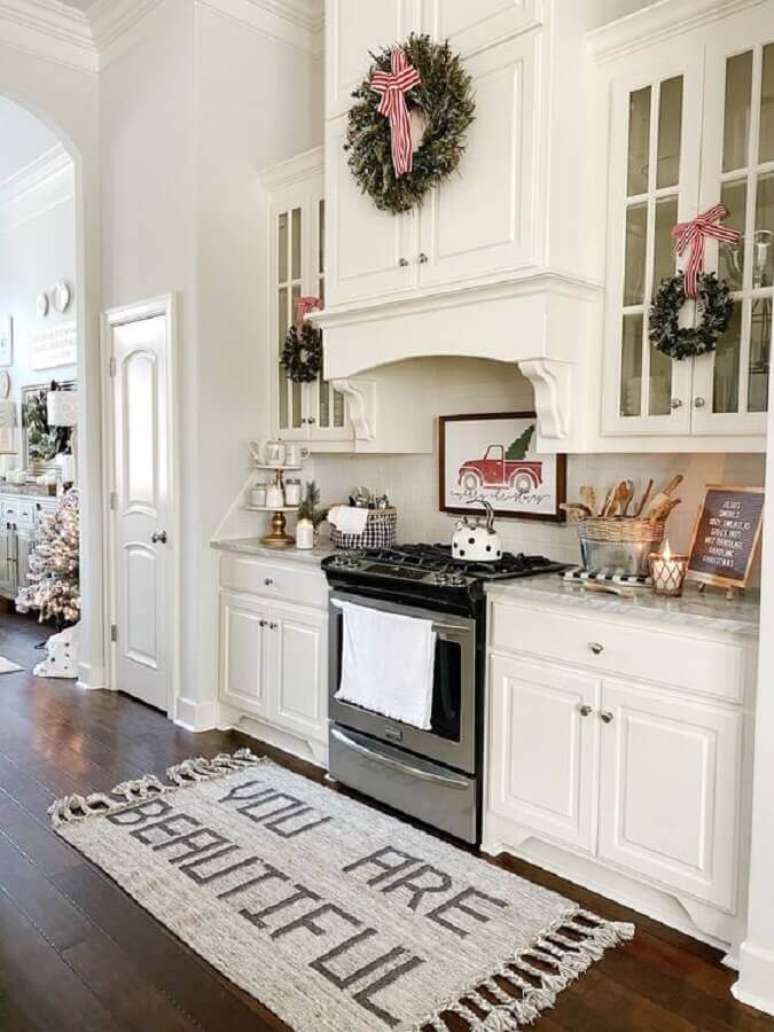 37. Decoração com tapete para cozinha planejada toda branca com estilo clássico – Foto: Lulu & Georgia