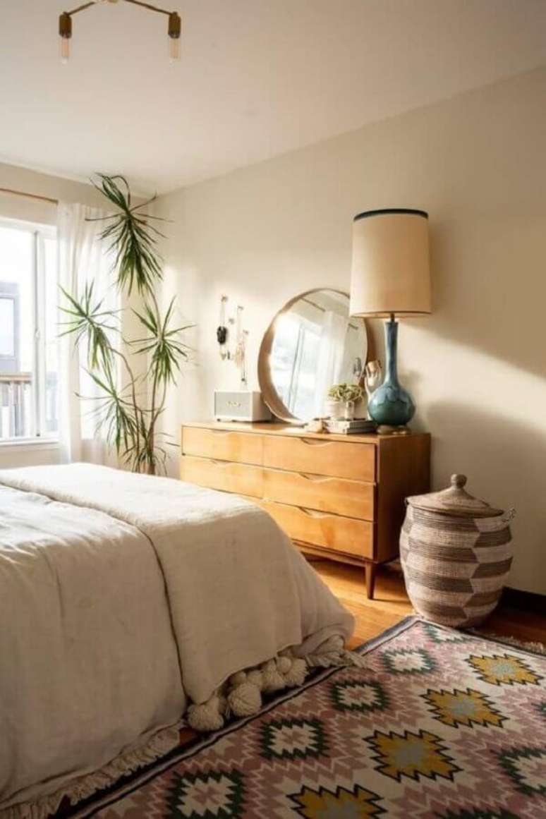 38. Decoração simples com tapetes para quarto de casal – Foto: Apartment Therapy