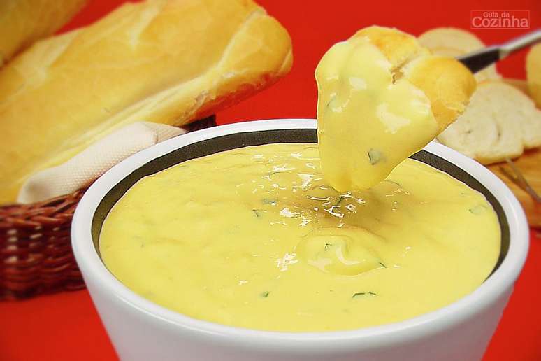 Guia da Cozinha - 7 receitas de fondue de queijo irresist&iacute;veis para te aquecer no inverno