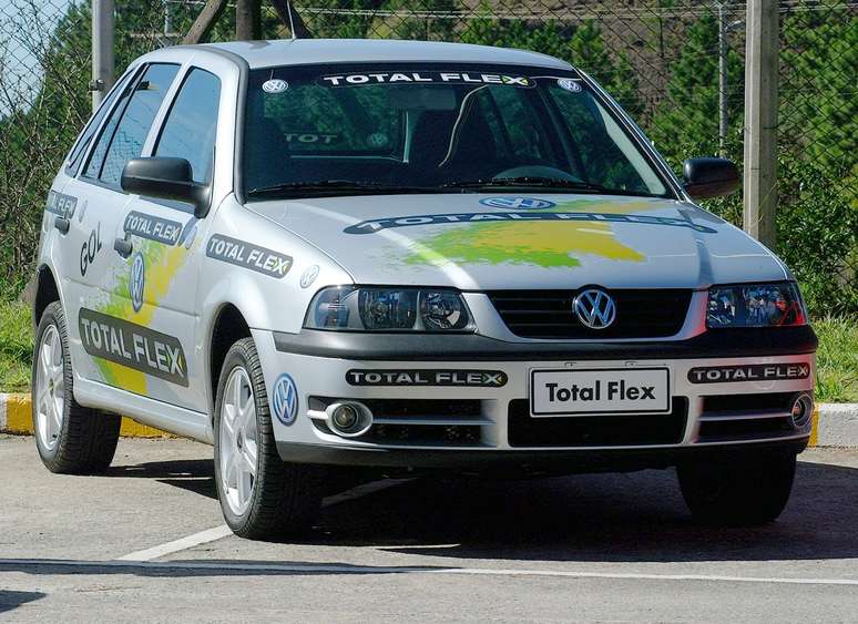Lançamento do Gol Total Flex, primeiro carro nacional a utilizar tecnologia que permite o uso misto de combustível.