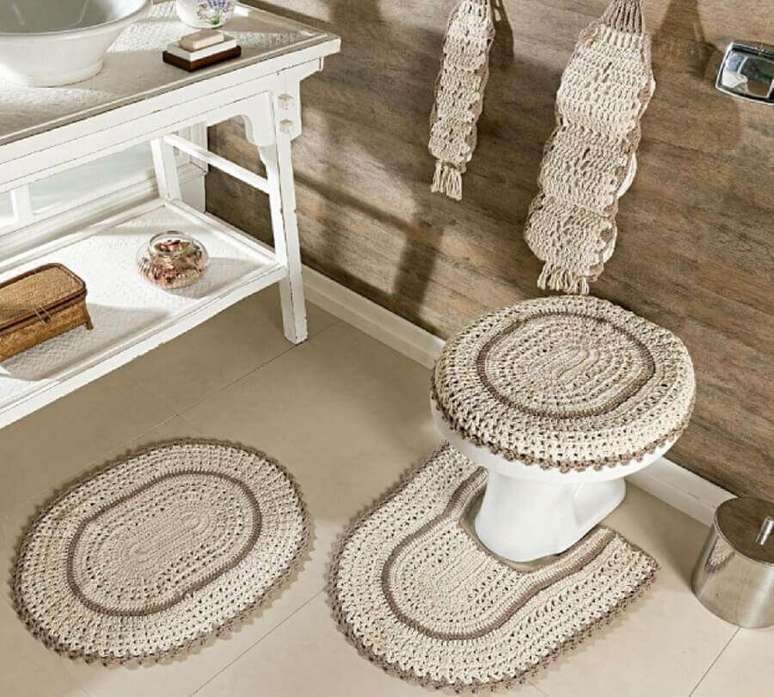 13. O jogo de tapete de crochê é um dos modelos mais usados na decoração de banheiro – Foto: Dcore Você