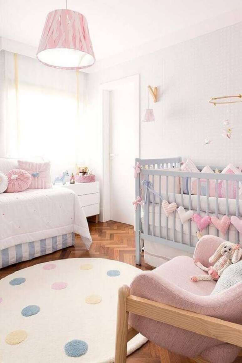 52. Decoração de quarto de bebê em tons pastéis com tapete redondo – Foto: Pinterest