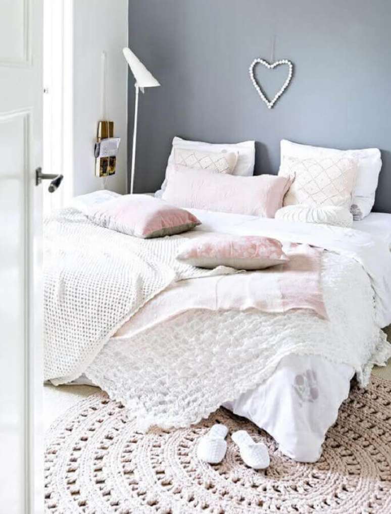 3. Tapete de crochê redondo para quarto de casal com decoração simples – Foto: Muito Chique