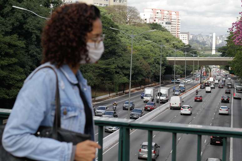 Trânsito de veículos na Avenida 23 de Maio, zona sul de São Paulo, na manhã desta sexta-feira (8), durante o período de quarentena em vigor no estado em razão da pandemia de coronavírus.