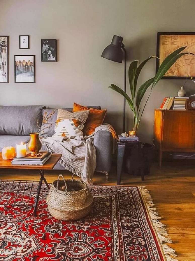 18. Beleza e sofisticação são garantia na decoração do ambiente com tapete persa – Foto: A Casa Delas