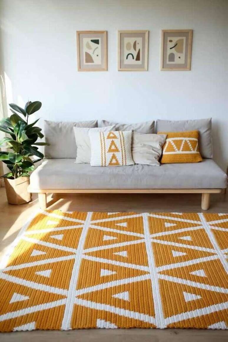55. Decoração de sala simples com tapete de crochê branco e amarelo – Foto: Pinterest