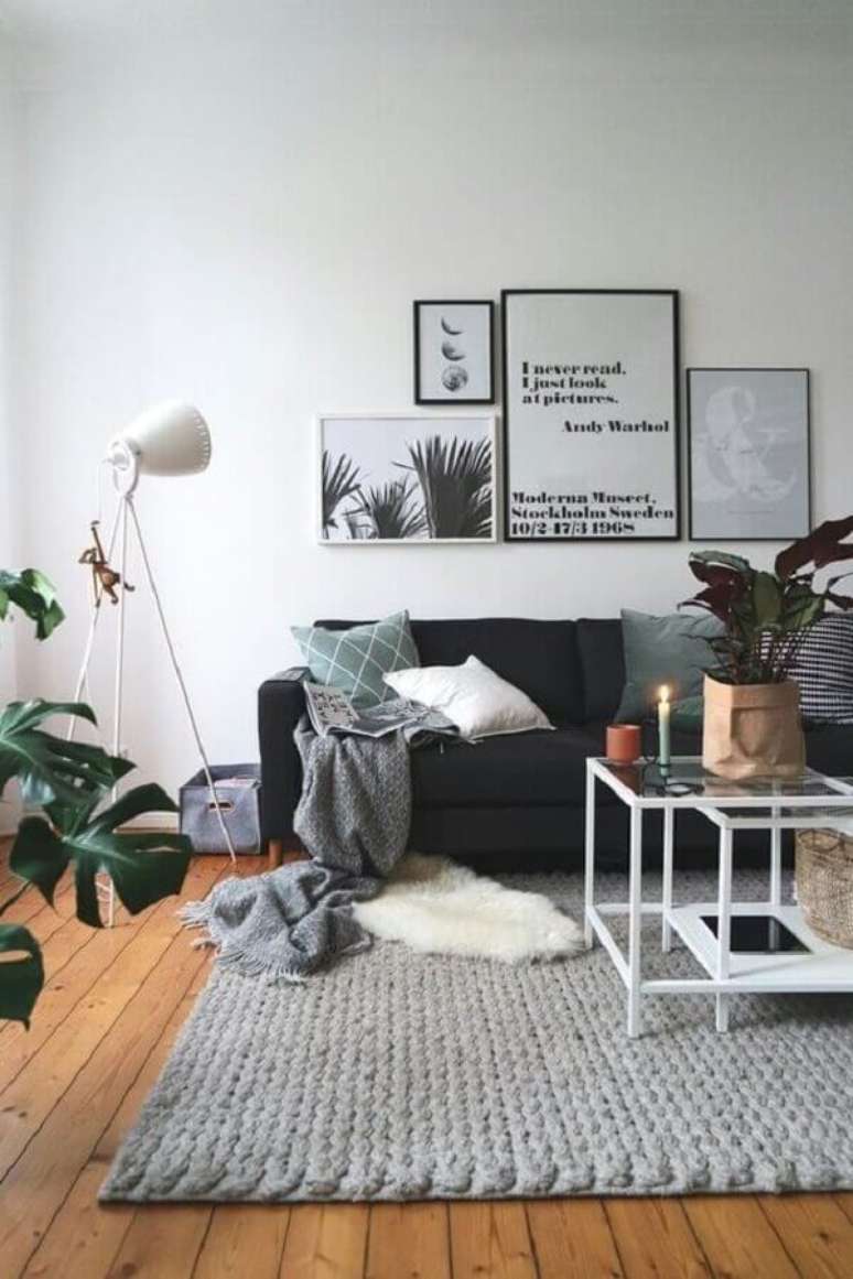 56. Sala simples decorada com tapete cinza de crochê e luminária de piso branca – Foto: Pinterest