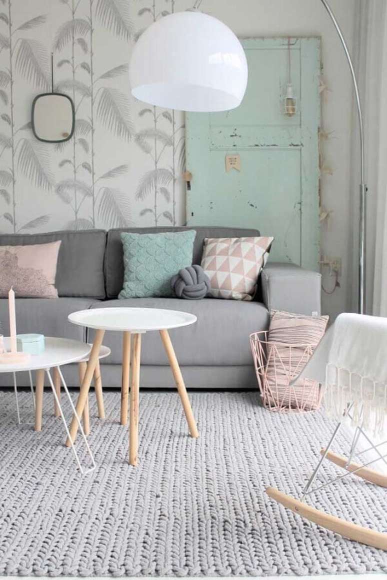 60. Sala simples decorada em tons pastéis com tapete cinza de crochê – Foto: Pinterest
