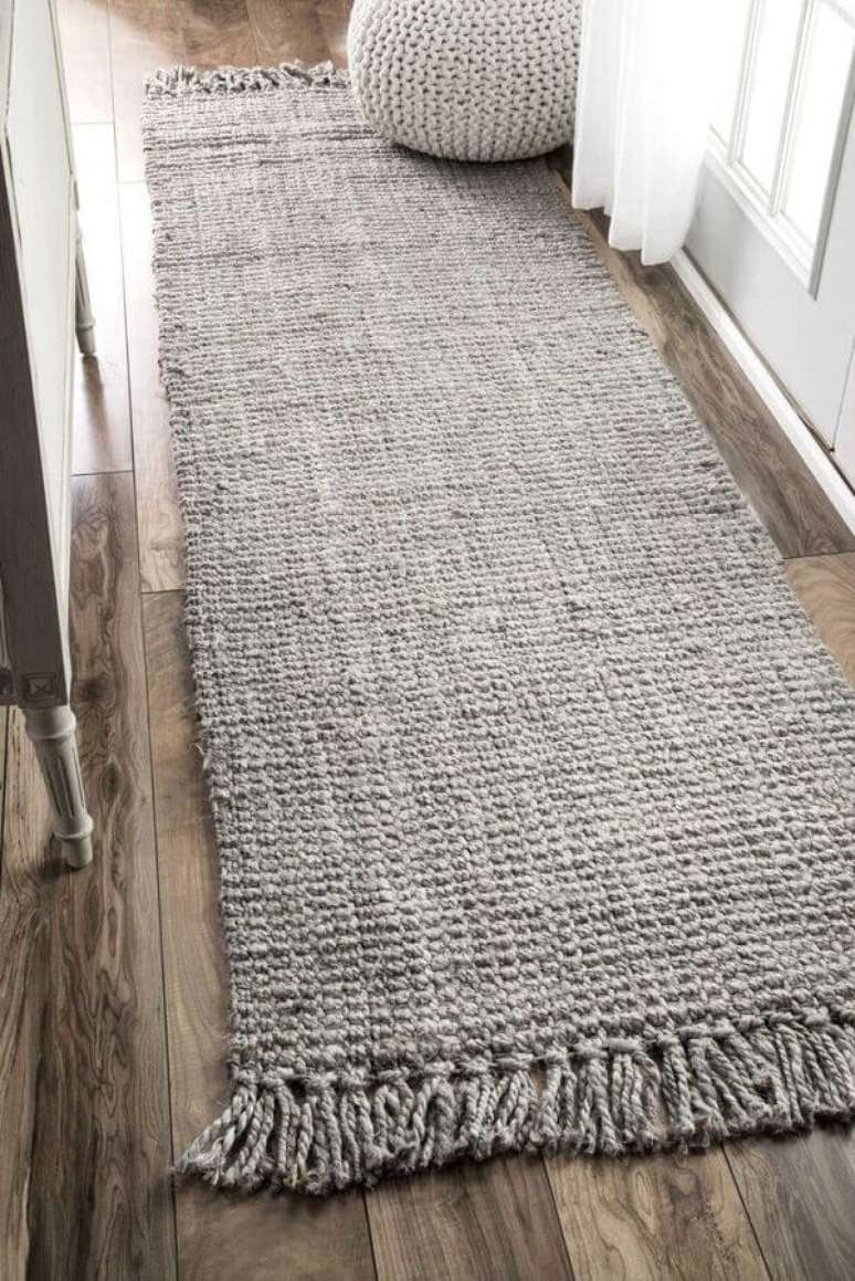65. Modelo simples de tapete cinza para corredor – Foto: Pinterest