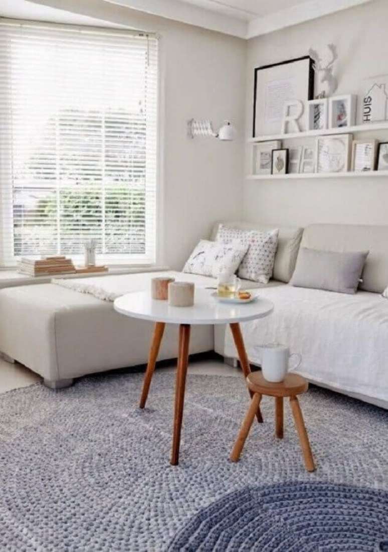 5. Decoração clean para sala de estar com tapete de crochê redondo – Foto: Pinterest
