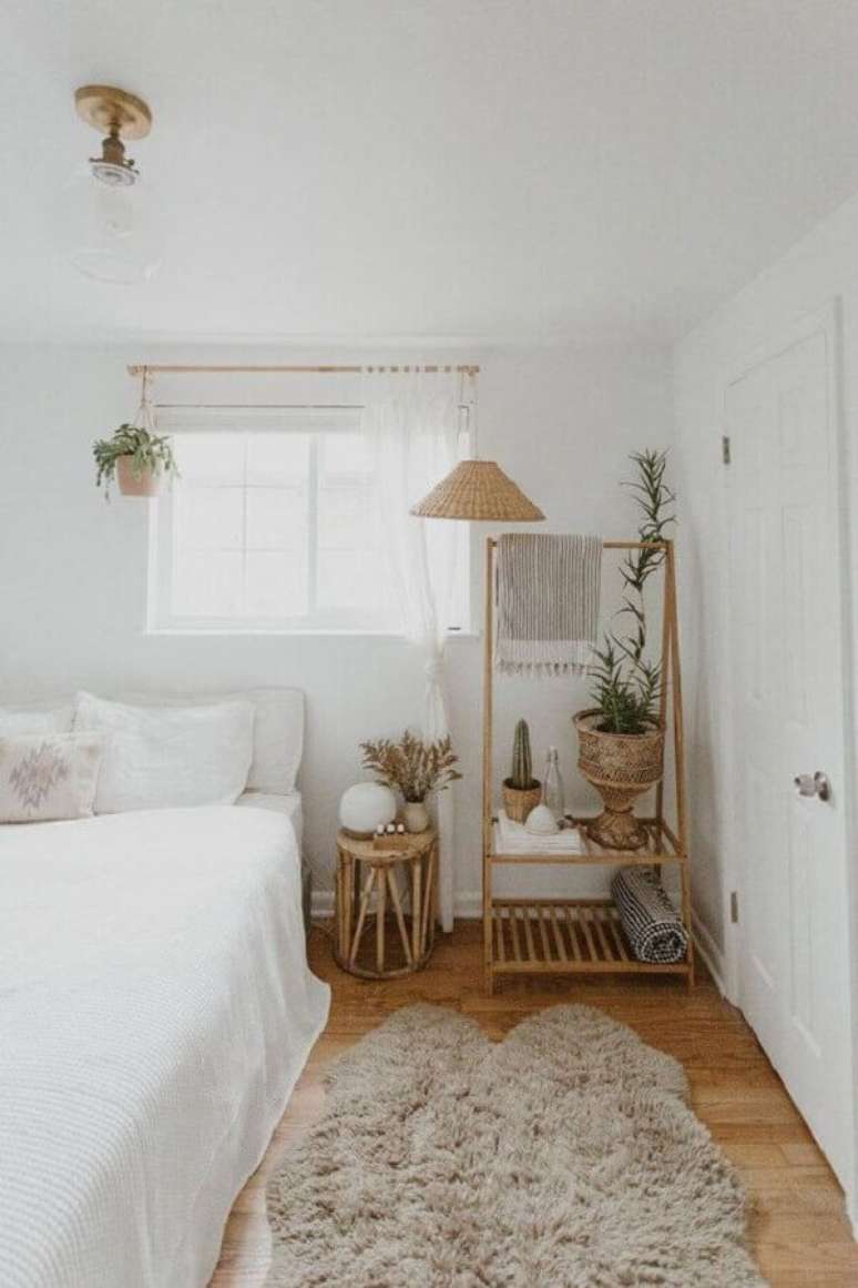 67. Decoração clean para quarto de casal simples com tapete felpudo pequeno – Foto: Futurist Architecture