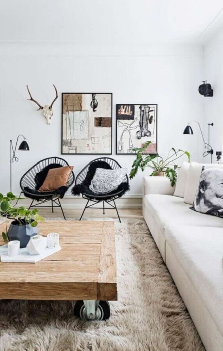 68. Decoração de sala com sofá branco, tapete felpudo e poltronas pretas modernas – Foto: Casa Vogue