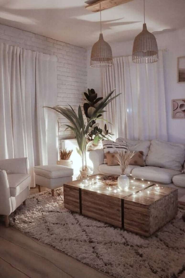 69. Decoração clean para sala toda branca com tapete felpudo e parede de tijolinho – Foto: Pinterest