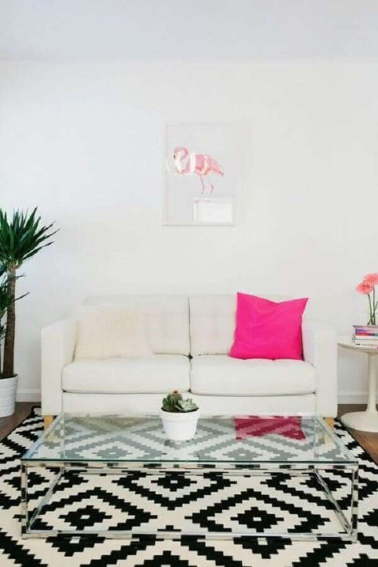 75. Tapete preto e branco para sala de estar decorada com sofá branco e almofada rosa – Foto: Blog da Decoração
