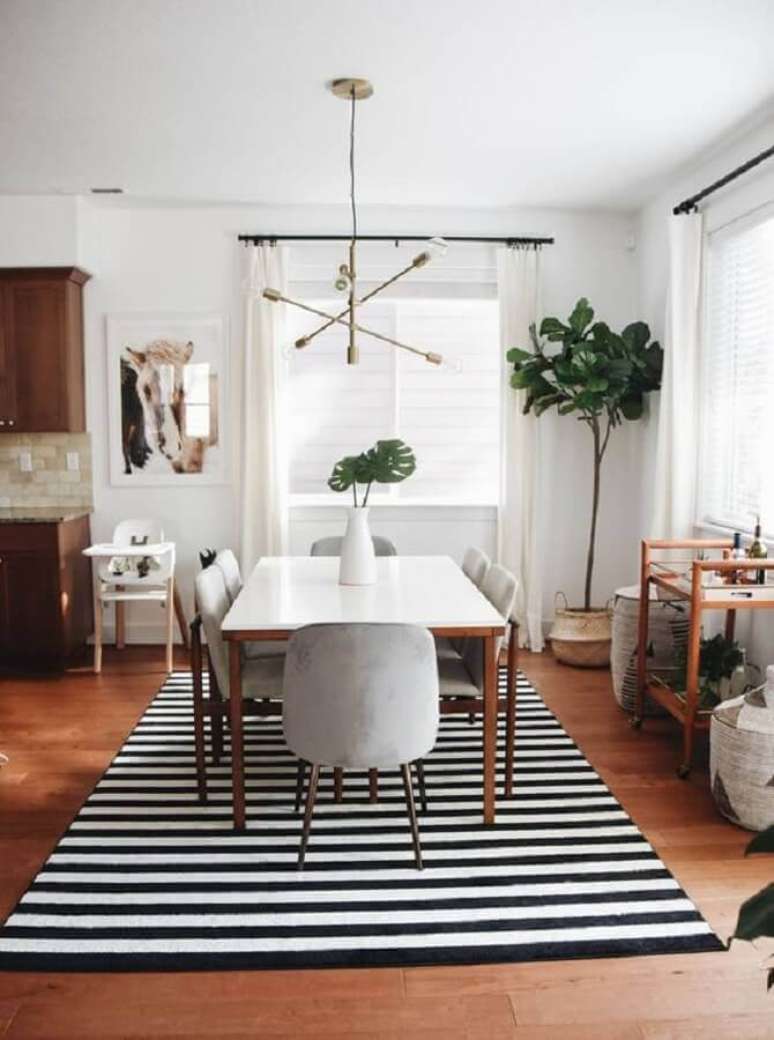 76. Tapete preto e branco listrado para decoração de sala de jantar com lustre moderno – Foto: Pinterest