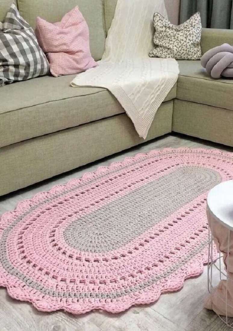 77. Tapete oval de crochê cinza e rosa para decoração de sala de estar – Foto: Arkpad