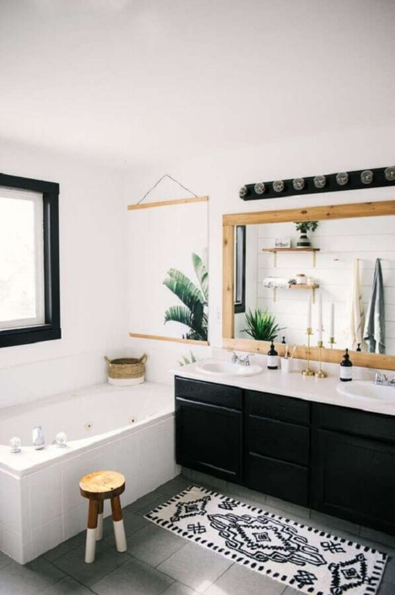 78. Tapete para banheiro planejado com banheira pequena e gabinete preto com espelho de madeira – Foto: Etsy