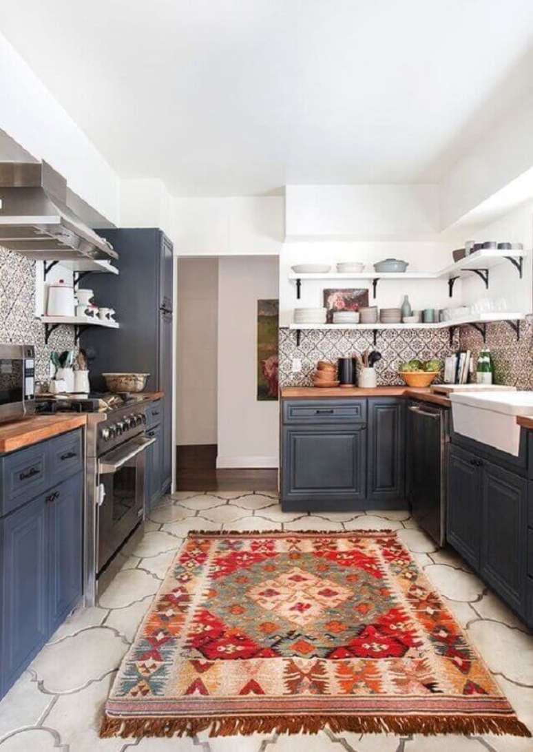 82. Aqui o tapete para cozinha é grande destaque no ambiente decorado – Foto: Apartment Therapy
