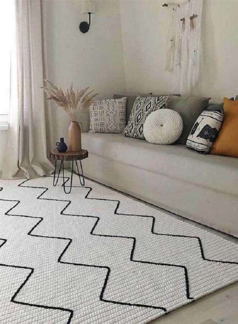 93. Tapete para sala simples decorada com várias almofadas diferentes – Foto: Artesanatop