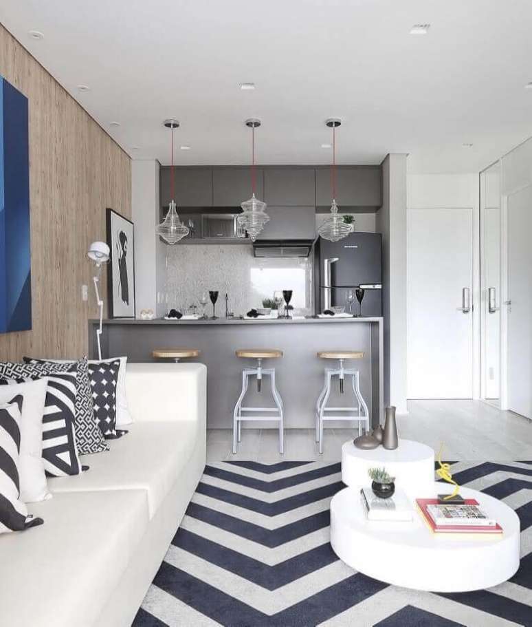 98. Tapete preto e branco para decoração de sala integrada com cozinha americana – Foto: Ideias Decor