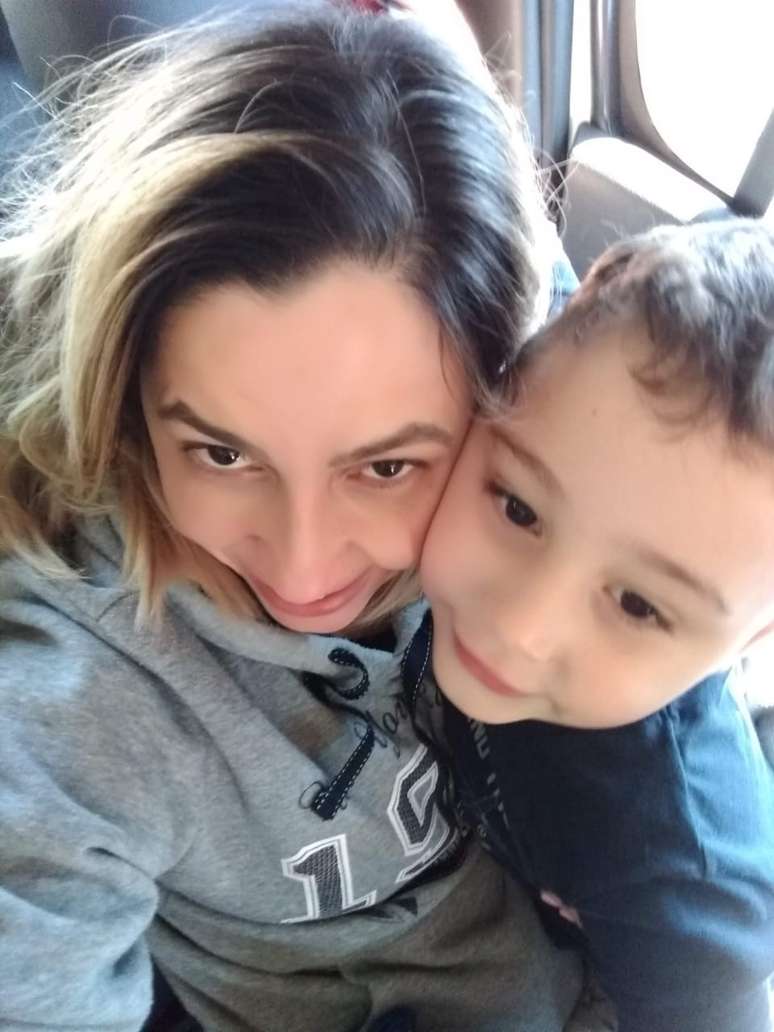 A técnica de enfermagem Cícera Maria de Moraes posa com o filho